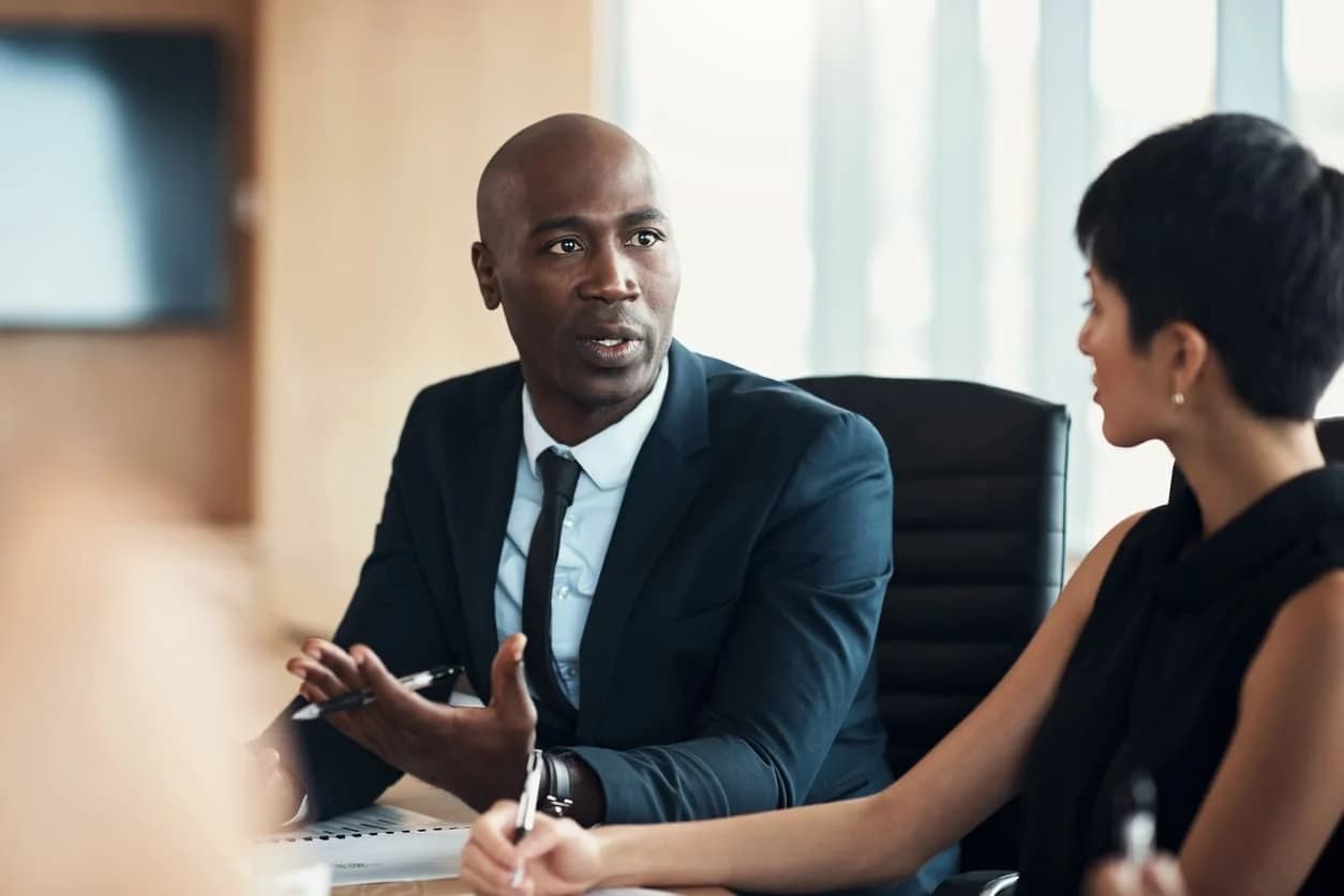 A general counsel gives a preliminary review of a case to his C-suite as part of the legal department’s litigation management process.